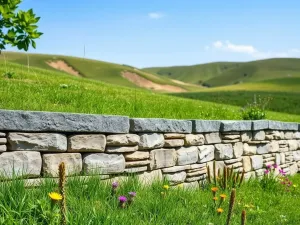 Mur oporowy: dlaczego warto wybrać ściany oporowe firmy REKERS?
