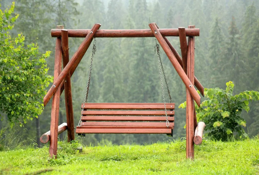 Budowa huśtawki ogrodowej DIY - poradnik