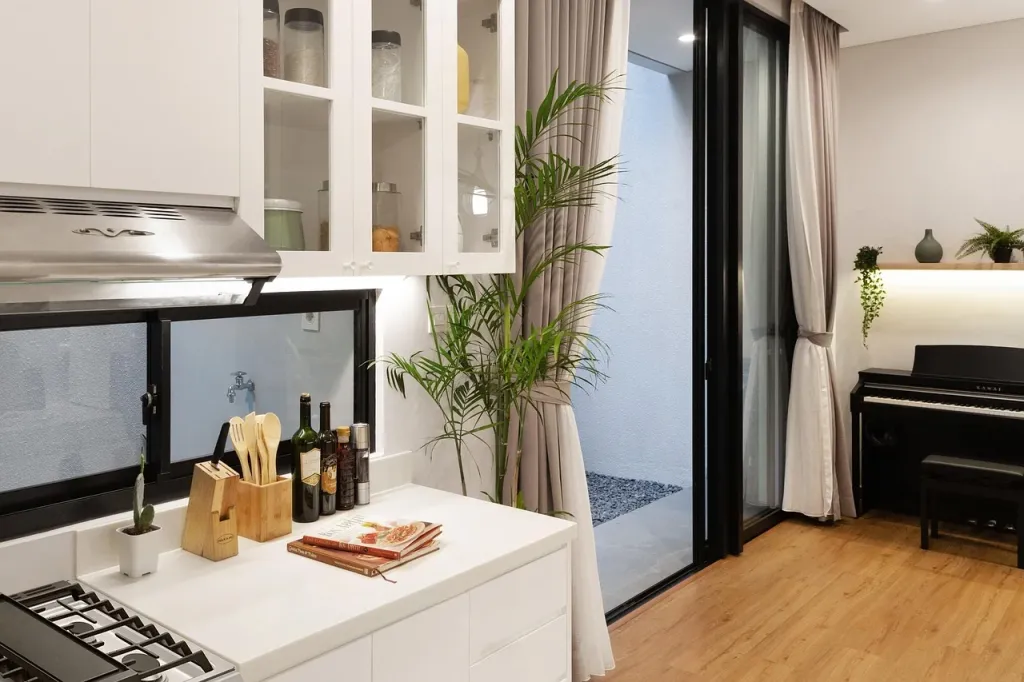 Nowoczesna kuchnia o minimalistycznym designie z elegancką zabudową i funkcjonalną przestrzenią roboczą.